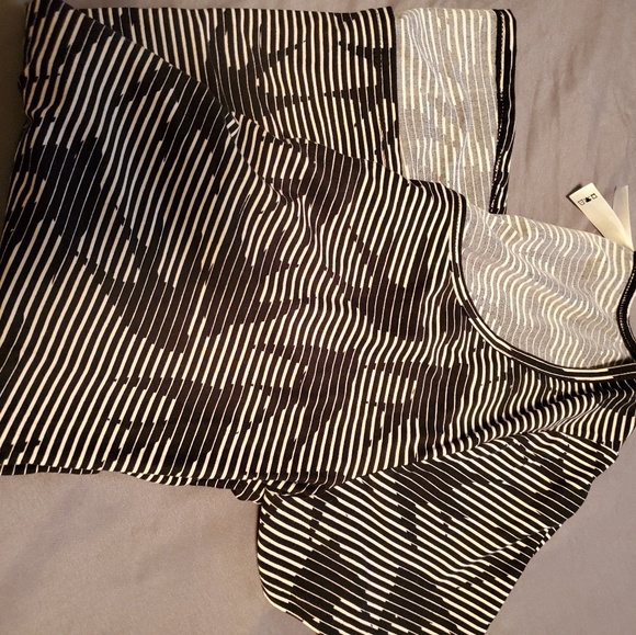 LULAROE SWALLOW CLASSIC TEE - Picture 2 of 4